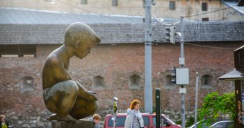 Фонтан «Хлопчик» на площі Митній