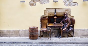 Пам’ятник винахідникам гасової лампи, Ресторан «Гасова лямпа»