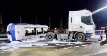 На трасі під Львовом перекинувся бензовоз з пальним