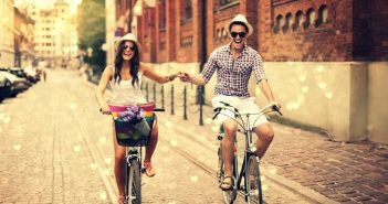 побачення закохана пара на велосипедах