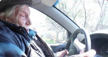 Найстарший водій України живе в Ніжині і їздить на “Сенсі” у 97 років. Фото mynizhyn.com