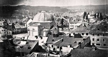 Одне з найраніших зображень вулиці Жовківської (нині Б.Хмельницького) – по центру – синагога “Темпль”, праворуч – церква Св. Миколая. Фото Юзефа Едера бл. 1860-х років