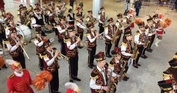 Львівський аеропорт зустрічає пасажирів оркестром та «Щедриком» (фото, відео)