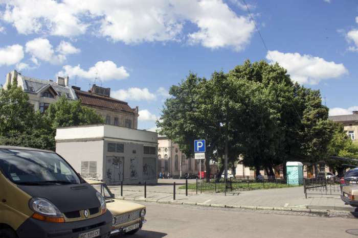 Фрагмент площі у напрямку проспекту Чорновола. Фото 2015 року