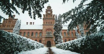 рнівецький університет з висоти пташиного польоту взимку