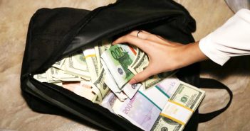 деньги в рюкзаке