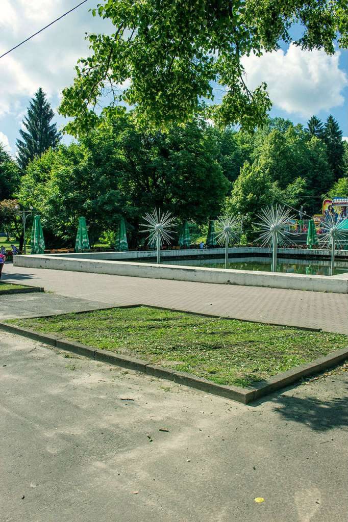Ділянка перед входом до Парку культури, колись тут був став… Фото 2015 року
