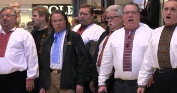 Чоловіки у вишиванках вразили далеку заморську країну колоритною колядкою