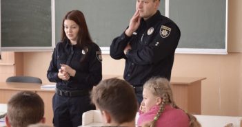 Шкільні офіцери поліцїі: стати друзями для дітей, щоб уберегти