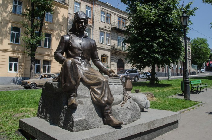Пам’ятник Юрію Кульчицькому у Львові.