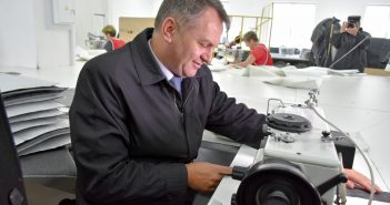 Під час відкриття швейної фабрики у Кам'янці-Бузькій Олег Синютка спробував себе у ролі швачки (березень 2017 року, фото ЛОДА)