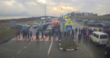 На Львівщині мітингувальники погрожують заблокувати всі пункти пропуску