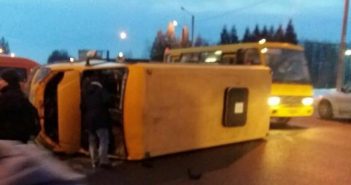 У Львові перекинулася маршрутка з людьми