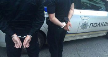 У Львові затримали двох працівників поліції під час одержання хабара в 1700 долларів і 4000 гривень