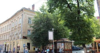 “Пустка” на місці зруйнованої забудови на сучасній вулиці Дорошенка 3,5. Фото 2015 року