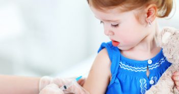 укол шприц щеплення вакцинація інєкція дитині