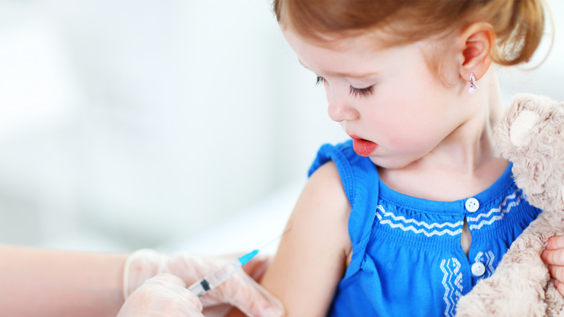 укол шприц щеплення вакцинація інєкція дитині