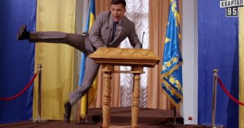 Кадр із серіалу «Слуга народу», у якому Володимир Зеленський зіграв роль президента України