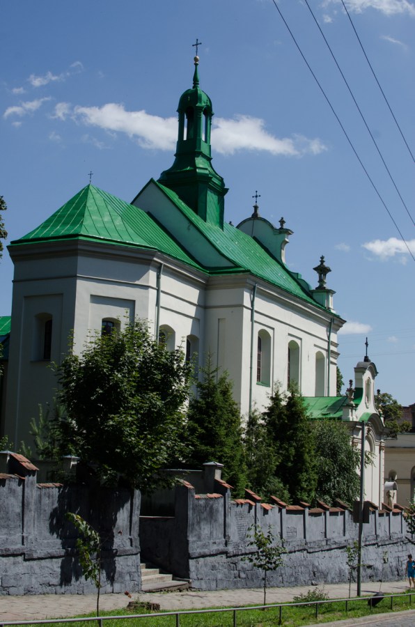 Костел Святого Антонія, вид з вулиці Заньковецької