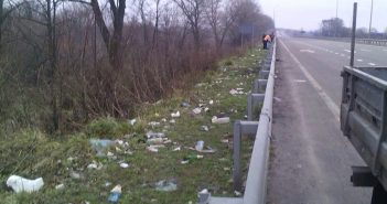Водіїв хочуть штрафувати за сміття на дорогах