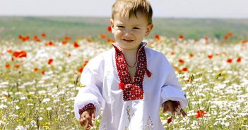 хлопчик у вишиванці