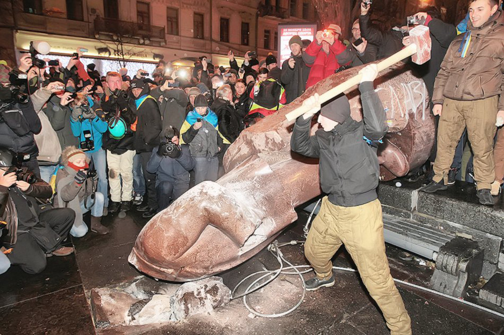 8 грудня, Леніна повалили. Фото Sergei Chuzavkov / AP.