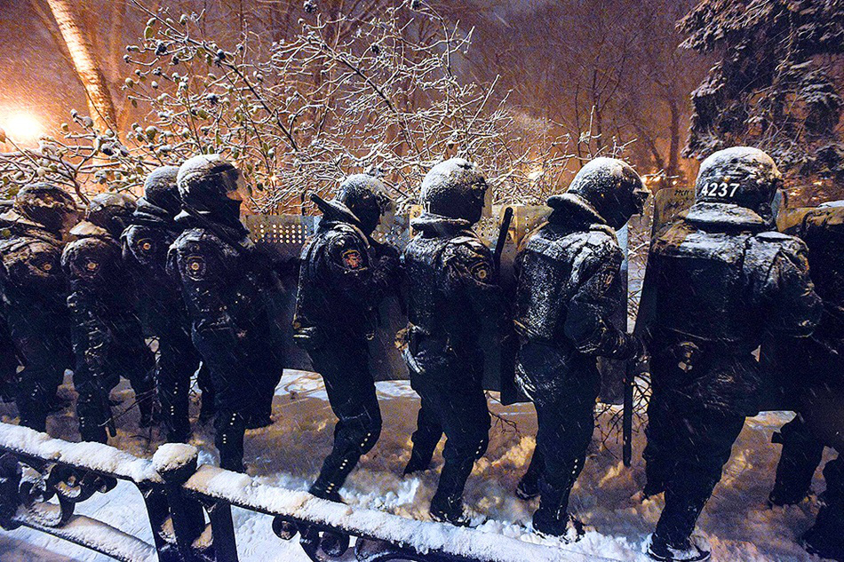 9 грудня, силовики в снігу. Фото з ​​сайту zn.ua.