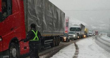 Спецтехніка для очистки траси також застрягла у заторах на перевалі