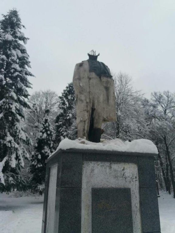 У Стрию невідомі обезголовили пам’ятник Тарасові Шевченку. Фото Ігоря Зінкевича