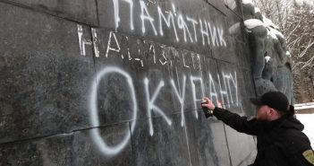Праві активісти збили напис «Переможцям над нацизмом» на Монументі Слави у Львові