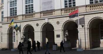 Перед львівської Ратушею вперше вивісили червоно-чорний прапор. Фото дня
