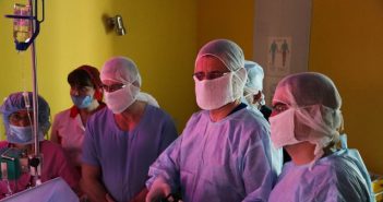 Професор Даріуш Патковський оперує спільно з львівськими дитячими хірургами