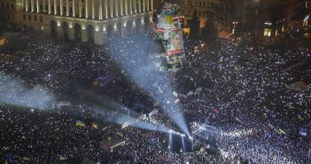 Новорічна ніч на Майдані, близько півмільйона українців співають гімн. Фото ТСН.
