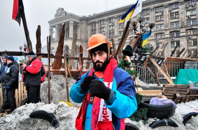 6 січня, Сергій Нігоян у барикад, 22 січня він загине. Фото з ​​сайту dnepr.com.