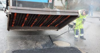 У Львові випробували новий метод зимового (!) ремонту доріг