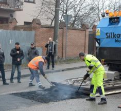 У Львові відремонтували аварійну ділянку дороги. Фото до і після