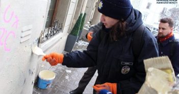 На центральних вулицях Львова замалювали близько 200 написів із рекламою наркотиків