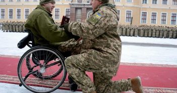 Генерал став на коліно, аби вручити Орден Богдана Хмельницького ІІІ ступеня старшому лейтенанту
