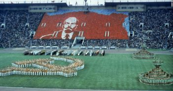 Російських уболівальників видворили з трибун на Олімпіаді через прапор з Леніним