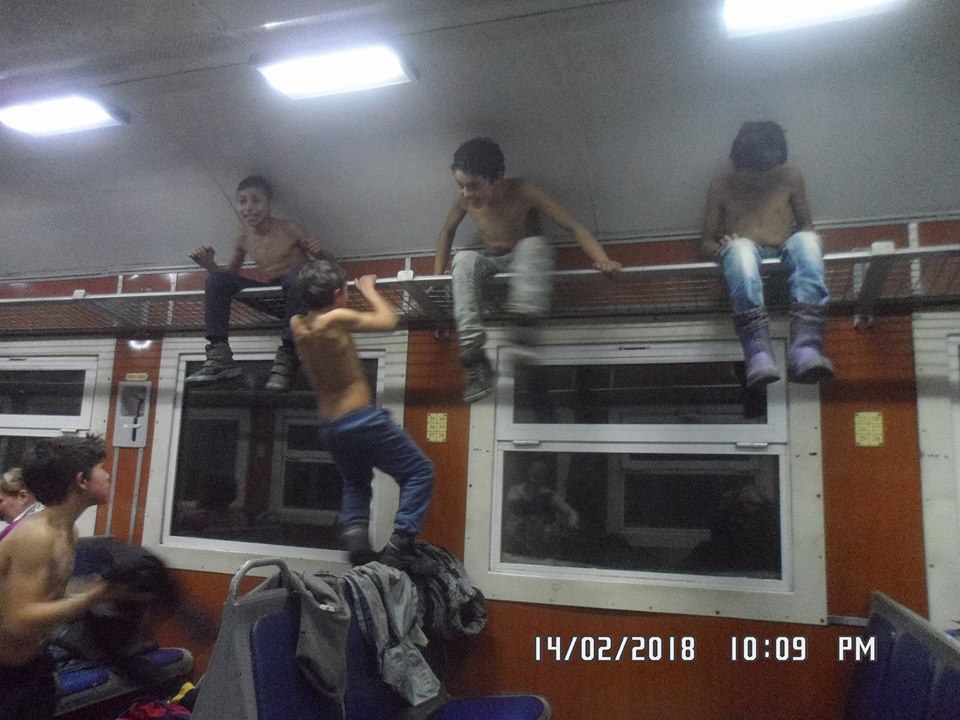 Мережу вразила поведінка дітей ромів у поїзді Львів-Мукачево