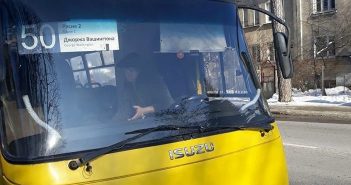 У Львові всі пасажири вийшли з маршрутки, бо водій відмовився везти пенсіонера за півціни