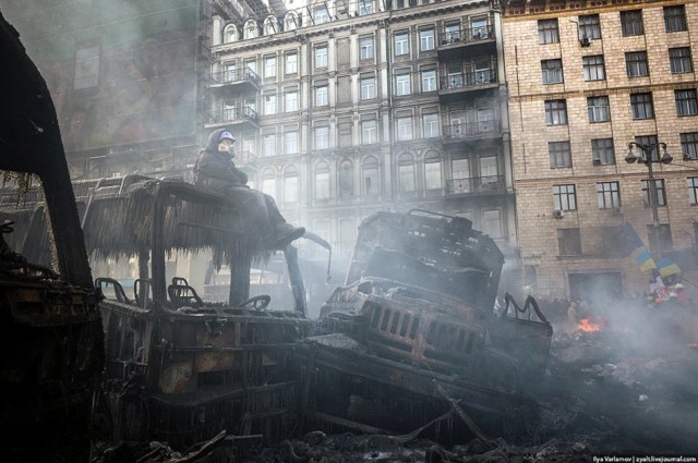 20 січня, згорілі автобуси в попелі і заморозити піні з вогнегасника. Фото Іллі Варламова, zyalt.livejournal.com.