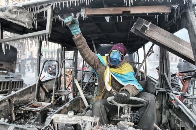 20 січня, патріот у згорілому автобусі. Фото worldnewsviews.com.