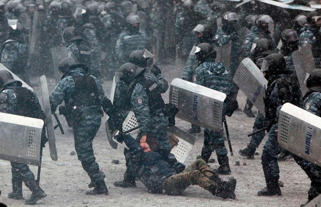 22 січня, правоохоронці та мітингувальник. Фото з ​​сайту mir24.net.