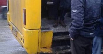 У Львові під час руху відлетіла частина маршрутки (фото)