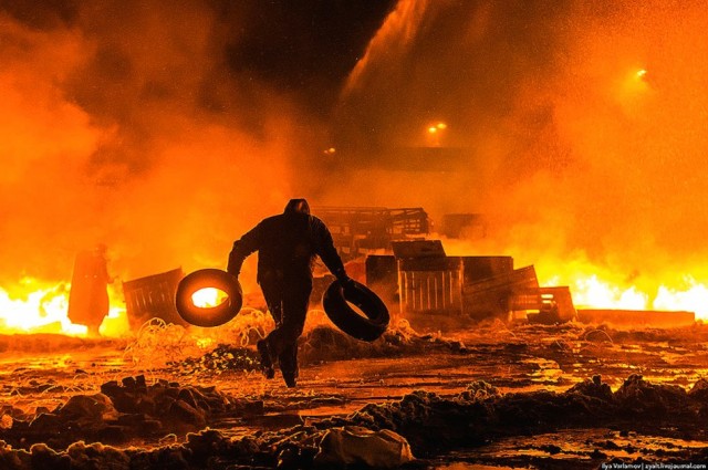 Ніч з 22 на 23 січня, Грушевського у вогні. Фото Іллі Варламова.
