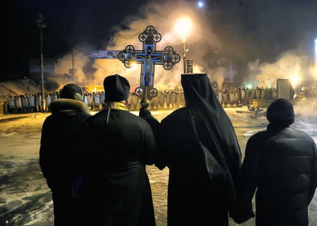 24 січня, священики перед кордоном ВВ і Беркута. Фото з ​​сайту ukraine-revolution.tumblr.com.