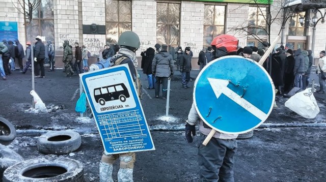 24 січня, дорожні знаки замість щитів у мітингувальників. Фото з ​​сайту ukraine-revolution.tumblr.com.