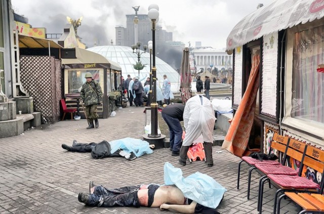 20 лютого, тіла загиблих на Майдані. Фото Reuters.