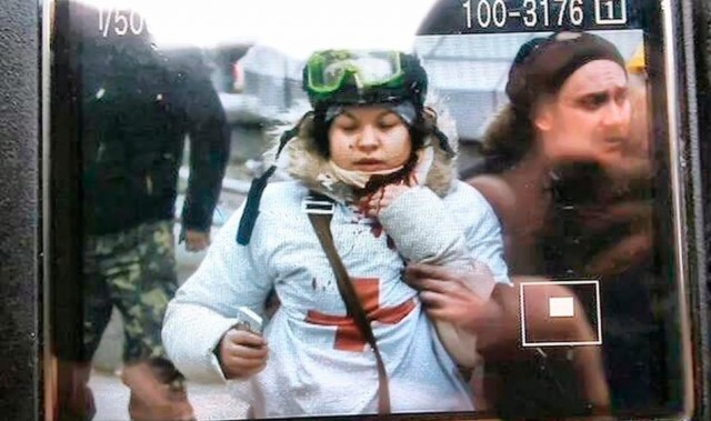 20 лютого, Олеся Жуковська, медик-волонтер, якій снайпер вистрілив у шию. Фото Reuters.